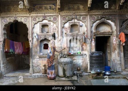 Indien, Rajasthan, Region Shekhawati, Mandawa, Gulab Rai Ladia Haveli, eine Frau in Tracht, Stockfoto