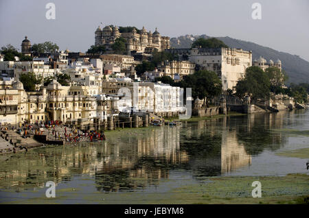 Indien, Rajasthan, Udaipur, Stadt-Palast, Naoghat, Menschen am Ufer, Stockfoto