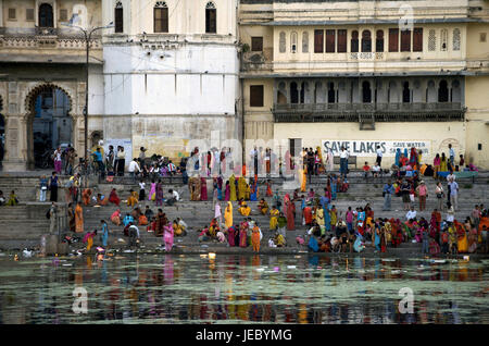 Indien, Rajasthan, Udaipur, Naoghat, Person am Ufer, Stockfoto