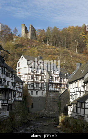 Deutschland, Nordrhein-Westfalen, Monschau, Fachwerk Häuser auf einem Fluss, Stockfoto