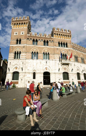 Italien, Toskana, La Maremma, Grosseto, Person auf der Piazza Dante, Palast der Landesregierung, Stockfoto