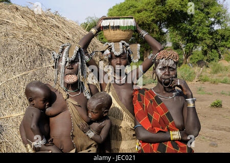 Frauen, Kinder, Stamm Mursi, Mundlochplatte, Mago Nationalpark, südlichen Omotal Südäthiopien, Stockfoto