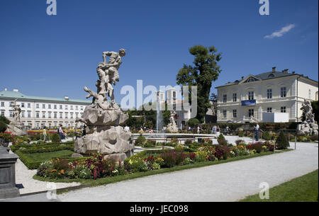 Österreich, Salzburg, Schloss Mirabell, Mirabellgarten, Statuen, Brunnen, Touristen, kein model Release, Stadt, Schloss, Gebäude, Baustil, Barock, Schloss, Garten, Garten, Park, Mirabell Garten, Brunnen, Figuren, Wasserstrahl, Ort von Interesse, Tourismus, touristische Destination, Person, Sonne, Himmel, blau, Stockfoto