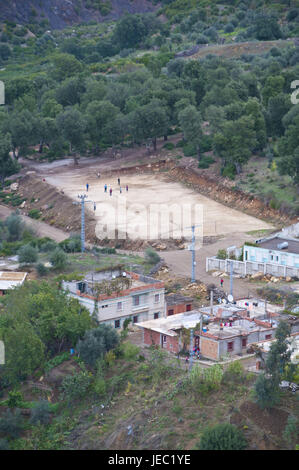 Fußballplatz im kleinen Bergdorf in der Kabylei im Bereich der Jijel, Algerien, Afrika, Stockfoto