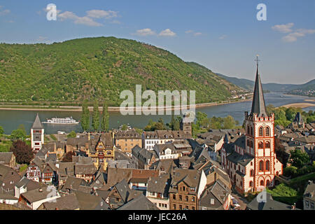 Deutschland, Rheinland-Pfalz, Bacharach am Rhein, lokale Ansicht, Kirche Wein-Dorf, Weinbaugebiet, Weinbau, Frühling, der Rhein, lokale Ansicht, Kirche, außen, glauben, Religion, Kirchturm, Fluss, Schiff, Navigation, Tourismus, Stockfoto