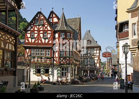 Deutschland, Rheinland-Pfalz, Bacharach am Rhein, Inn, außerhalb, Touristen, Wein Taverne, Altstadt, Fachwerkhäuser, Wein, Tavernen, Straße Restaurants, Weindorf, Weinbaugebiet, Weinbau, Person, Gäste, Markt, Restaurant, Gastronomie, Laterne, Schild, Stockfoto