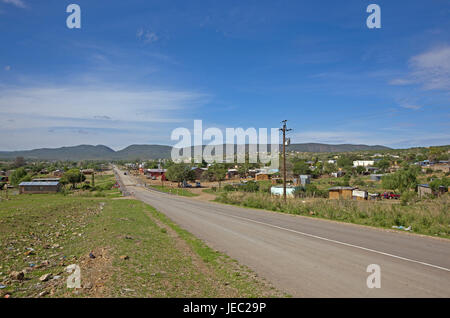 Afrika, Namibia, Kunene Region, Kaokoveld, Opuwo, Straße, niemand, Südwest-Afrika, Hauptstadt, Stadt, Kuneneregion, Himbastamm, High Street, Häuser, Stahlwerk, Stockfoto