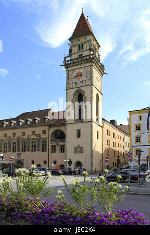 Deutschland, Niederbayern, Passau, altes Rathaus, Turm, Rathausturm, Rathausplatz, Rathaus, Europa, Glockenturm, 3 Flüsse Stadt, Gebäude, Struktur, Architektur, Tourismus, Stadt, Stadt, Sommer, Ort von Interesse, senken, Bayern, Deutschland, Bayern, Person, Tourist, Verkehrszeichen, Autos, Park, Stockfoto