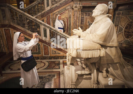 Italien, Rom, Kirche Santa Maria Maggiore, innen, Nonne nimmt ein Foto der Statue Pius IX, Stockfoto