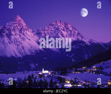 Österreich, Tirol, extern-far, Lermoos gegen solar Punkt, Winterabend mit Mond, Stockfoto