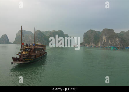 Boot in der Halong Bucht, Vietnam, Stockfoto