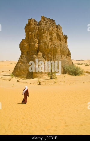 Mann läuft Rock in der Sandwüste Sahara, La Vache Qui Pleure, Algerien, Afrika, Stockfoto