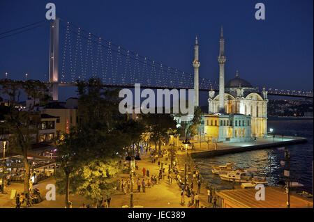 Türkei, Istanbul, Ortaköy Moschee, Blick auf Bosporus-Brücke in der Nacht, Stockfoto