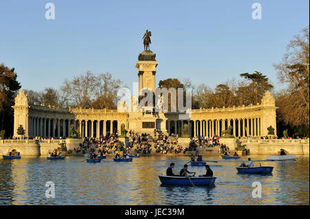 Spanien, Madrid, Parque del Buen Retiro, Denkmal Alfonso XII, Ruder Stiefel auf dem See, Stockfoto