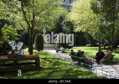 Spanien, Madrid, Nationalmuseum, Besucher im Park, Stockfoto