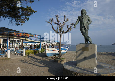 Spanien, Katalonien, Costa Brava, Cadaques, Strandbar auf Grund gelaufen, Skulptur von Salvador Dali, Stockfoto