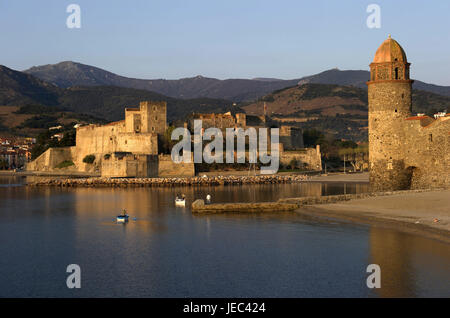 Europa, Frankreich, Collioure, Fischer auf einem Boot im Hintergrund auf das Château Royal, Europa, Frankreich, Languedoc-Roussillon, Collioure, Département Pyrénées-Ost Ale, Tag, Farbbild, Person im Hintergrund, Boot, Boote, Fischerboot, Fischerboote, Architektur, Gebäude, Struktur, Strukturen, Schloss, Schlösser, traditionelle Kultur, Wasser, Wasser, Meer, Mittelmeer, Landschaft, Landschaften, Küste, Küstenlandschaft, Küstenlandschaften, Küsten, Ozean, Ozeane, Geografie, Reisen , Ziel, Urlaubsziel, Tourismus, Tourismus, Pfarrei, Kirchengemeinden, Ort, Orte, Stadt, Städte, Blick auf die Stadt, Stockfoto