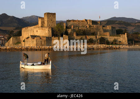 Europa, Frankreich, Collioure, Fischer auf einem Boot im Hintergrund auf das Château Royal, Europa, Frankreich, Languedoc-Roussillon, Collioure, Département Pyrénées-Ost Ale, Tag, Farbbild, Menschen, zwei Menschen, Mann, Männer, Erwachsene, Erwachsener, einheimischen, lokalen, ganze Ansicht ganz Körper, 40-50 Jahre, Person, Person, kein Model-Release, europäischen, Stand, Boot, Boote, Fischerboot, Fischerboote, Architektur, Gebäude, Struktur, Strukturen, Schloss, Schlösser, traditionelle Kultur , Wasser, Wasser, Meer, Mittelmeer, Landschaft, Landschaften, Küste, Küstenlandschaft, Küstenlandschaften, Küsten, Ozean, Ozeane, Stockfoto