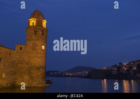 Europa, Frankreich, Collioure, Notre-Dames-des-Anges in der Nacht, Stockfoto