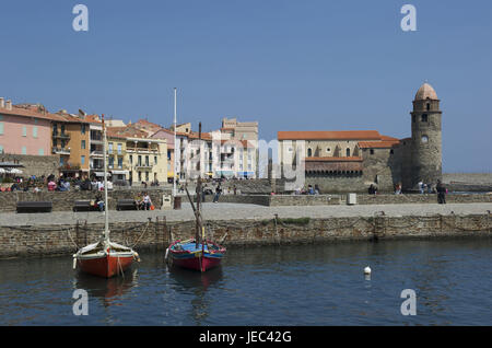 Europa, Frankreich, Collioure, Hafen im Hintergrund Notre-Dames-des-Anges, Stockfoto