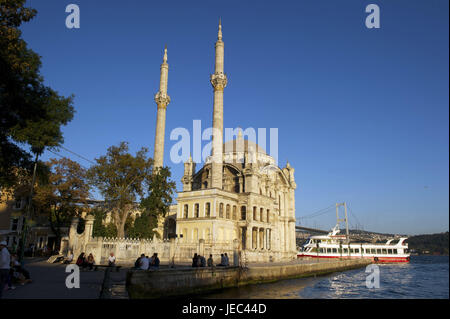 Türkei, Istanbul, Ortaköy Moschee, Bosporus-Brücke im Hintergrund, Stockfoto