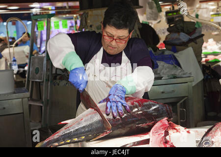 Spanien, Barcelona, Ramblas, Mercat La Boqueria, Fischverkäufer, schneidet Thunfisch, Stockfoto