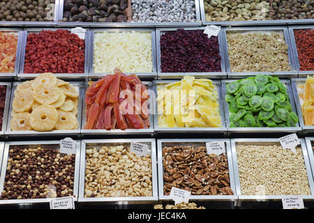 Spanien, Barcelona, Ramblas, Mercat La Boqueria, Marktstand, Nüssen und getrockneten Früchten, Stockfoto