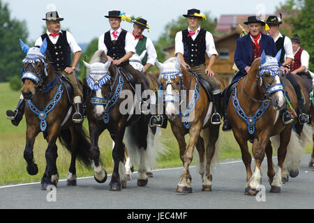 Die Pfingsten Reiten in Bad Kötzting, als einer katholischen Prozession zu Pferd mit mehr als 900 nehmen Teil blutet, Stockfoto