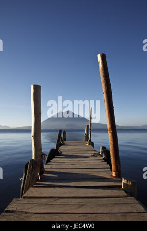 Guatemala, Atitlan See, Vulkane, Brücke, Stockfoto