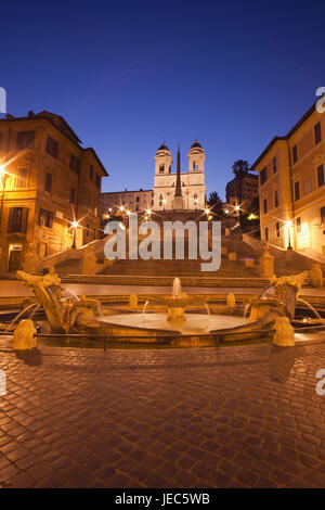 Italien, Rom, Piazza Tu Spagna, Fontana della Barcaccia, Spanische Treppe und Kirche Santa Trinita dei Monti, am Abend, Stockfoto