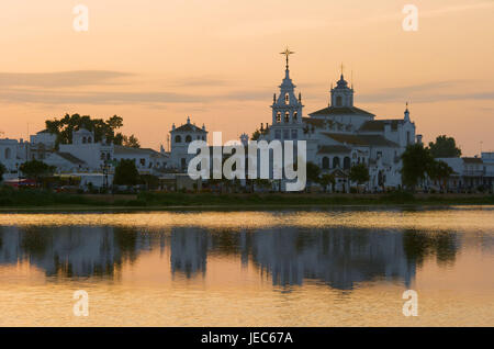 Spanien, Andalusien, el Rocio, Coto de Donñana, Wallfahrtskirche im Abendrot, Stockfoto