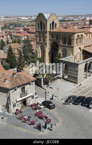 Spanien, Kastilien und Leon, Avila, Straßencafé neben der Basilica de San Vicente Stockfoto