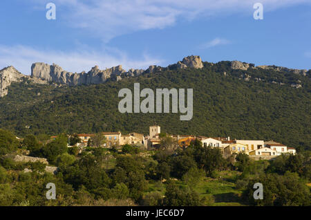 Europa, Frankreich, Duilhac-Sous-Peyrepertuse im Hintergrund die Burg Peyrepertuse, Stockfoto