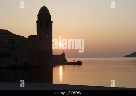 Europa, Frankreich, Collioure, die Kirche Notre-Dames-des-Anges bei Sonnenuntergang, Stockfoto