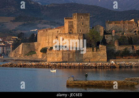 Europa, Frankreich, Collioure, Blick auf das Château Royal, Europa, Frankreich, Languedoc-Roussillon, Collioure, Département Pyrénées-Ost Ale, Tag, Farbbild, Person im Hintergrund, Angler, Haken, Architektur, Gebäude, Struktur, Strukturen, Schloss, Schlösser, traditionelle Kultur, Wasser, Wasser, Meer, Mittelmeer, Landschaft, Landschaften, Küste, Küstenlandschaft, Küstenlandschaften, Küsten, Ozean, Ozeane, Geographie, Reisen, Reiseziel, Urlaub, Reiseziel, Tourismus, Tourismus, Pfarrei, Kirchengemeinden, Ort, Orte, Stadt , Städte, Blick auf die Stadt, Stadtansichten, Ufer, König der Burg, Burgen, Burg, Festung, Stockfoto