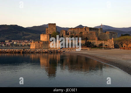 Europa, Frankreich, Collioure, Château Royal, Europa, Frankreich, Languedoc-Roussillon, Collioure, Département Pyrénées-Ost Ale, Tag, Farbbild, niemand, Architektur, Gebäude, Struktur, Strukturen, Schloss, Schlösser, traditionelle Kultur, Wasser, Wasser, Meer, Mittelmeer, Landschaft, Landschaften, Küste, Küstenlandschaft, Küstenlandschaften, Küsten, Ozean, Ozeane, Geographie, Reisen, Reiseziel, Urlaubsziel, Tourismus, Tourismus, Gemeinde, Pfarreien, Ort, Orte, Stadt, Städte, Blick auf die Stadt, Stadtansichten, Himmel, Ufer, Königsburg , Burg, Festung, Festungen, Burgen, Geschichte, historisch, Stockfoto