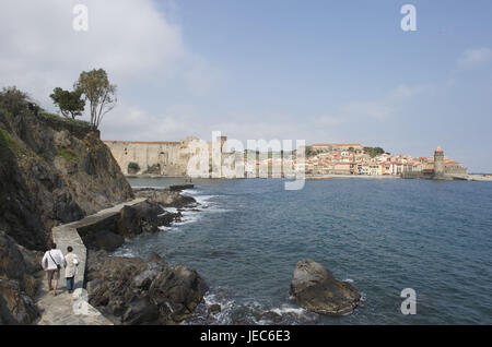 Europa, Frankreich, Collioure, Fußgänger auf dem Weg in küstennahen Naht, Stockfoto