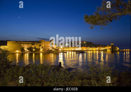 Europa, Frankreich, Collioure in der Nacht, Stockfoto