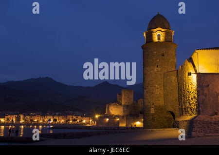 Europa, Frankreich, Collioure, Notre-Dames-des-Anges in der Nacht, Stockfoto