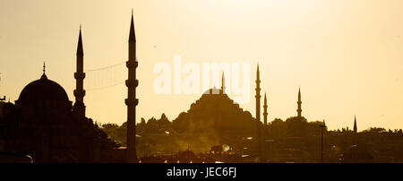 Türkei, Istanbul, Yeni Moschee und Süleymaniye-Moschee im Abendlicht, Stockfoto