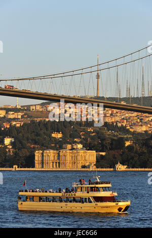 Türkei, Istanbul, Bosporus-Brücke und Beylerbeyi-Palast, in den Vordergrund, Fähre Stockfoto