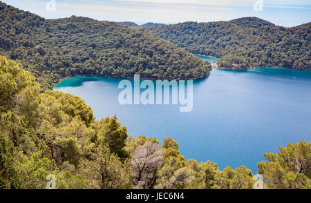 Meer See von Veliko Jezero und seine Meereseinschnitt innerhalb der Insel Mljet Kroatien vom Gipfel des Veliki Skladin Stockfoto