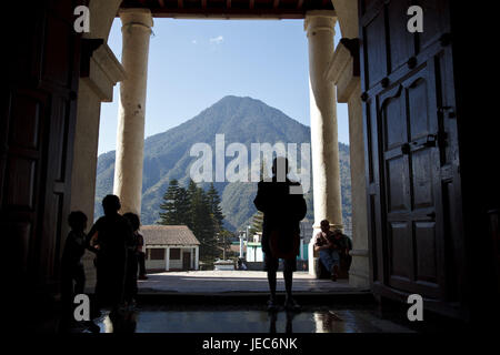 Guatemala, Atitlan See, Kirche, Person, Maya, Vulkan, kein Model-Release keine Property-Release Stockfoto