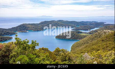 Meer See von Veliko Jezero und Str. Marys Insel auf der Insel Mljet Kroatien vom Gipfel des Veliki Skladin Stockfoto