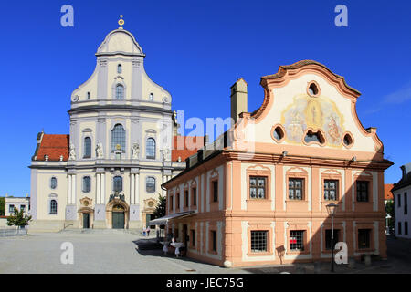 Deutschland, Oberbayern, Altötting, Kirche, Franziskaner Haus, Wallfahrtsort, Bayern, gehen auf eine Pilgerfahrt, katholischen Heiligen glauben, beten, Wallfahrt, Kirche, Wallfahrt, Architektur, Basilika, Papst, Tourismus, Religion, Christentum, Reiseziel, Gnade Ort, Ort der Pilgerfahrt, Stadtzentrum, Sommer, Sehenswürdigkeit, Kirche, Kirche, Band, Struktur, Aufbau, Europa, Architektur, Stockfoto