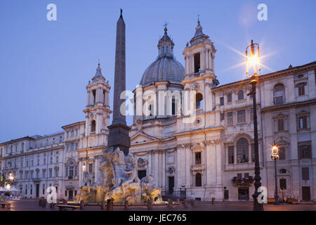 Italien, Rom, Piazza Navona, vier aktuellen Brunnen und Kirche Sant Æ Agnese in Agone, am Abend, Stockfoto