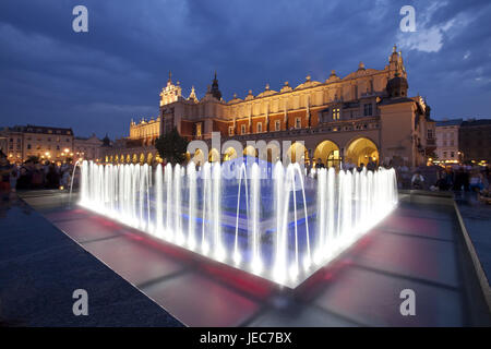 Krakau, Zentralmarkt, Sukiennice, Tuchhallen, Brunnen, Dämmerung, Stockfoto