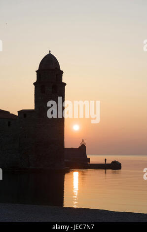 Europa, Frankreich, Collioure, die Kirche Notre-Dames-des-Anges bei Sonnenuntergang, Stockfoto