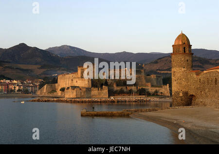 Europa, Frankreich, Collioure, Château Royal und Notre-Dames-des-Anges, Europa, Frankreich, Languedoc-Roussillon, Collioure, Département Pyrénées-Ost Ale, Tag, Farbbild, Person im Hintergrund, Angler, Haken, Architektur, Gebäude, Struktur, Strukturen, Schloss, Schlösser, traditionelle Kultur, Wasser, Wasser, Meer, Mittelmeer, Landschaft, Landschaften, Küste, Küstenlandschaft, Küstenlandschaften, Küsten, Ozean, Ozeane, Geographie, Reisen, Reiseziel, Urlaubsziel, Tourismus, Tourismus, Gemeinde, Pfarreien, Ort, Orte, Stadt, Städte , Blick auf die Stadt, Stadtansichten, Himmel, Küste, Königsburg, Burg, Stockfoto