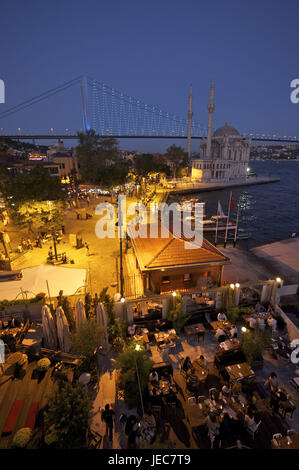 Türkei, Istanbul, Ortaköy Moschee, Bosporus-Brücke in der Nacht, Stockfoto